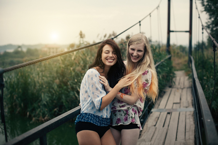 Zwei brünette Girls werden im Urlaub zu Lesben Zwei brünette Girls werden im Urlaub zu Lesben